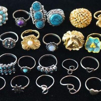 1261	LOT OF APPROXIMATELY 34 COSTUME RINGS, SOME MAY BE STERLING	25	50	10	PLEASE PAY ATTENTION FOR DAILY ADDITIONS TO THIS SALE. PARTIAL...