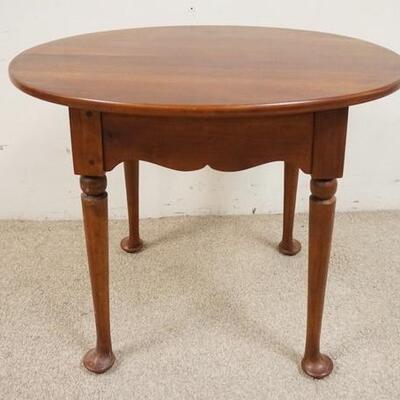 1084	CHERRY OVAL QUEEN ANNE STYLE LAMP TABLE, 28 IN X 22 IN X 24 IN
