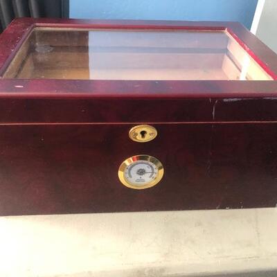 Cigar humidor 