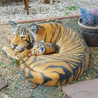 This tiger and cub is life sized