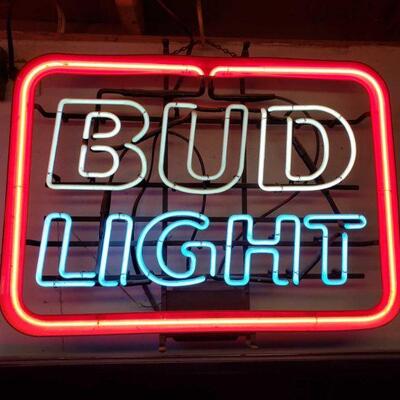 559	
Bud Light Neon Sign
Measures Approx: 26.5