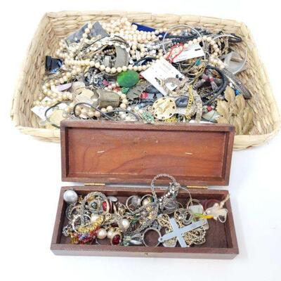 220	
Costume Jewelry
Includes Necklaces, Pins, Rings, Pendants, Bracelets, And More