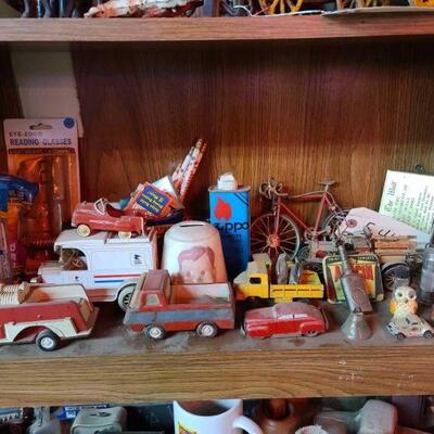 544	
Vintage Toys
Bottles. Mug. Pez. And More.
