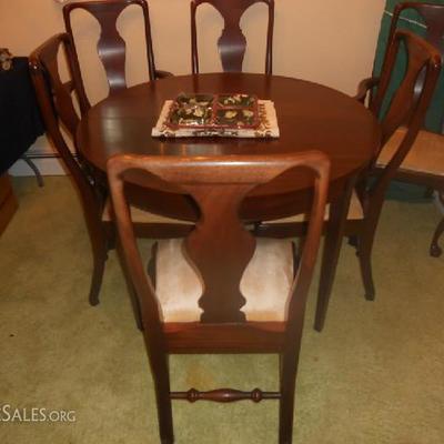 Beautiful Table and chairs in new condition' 6 chairs, 2 arm, 2 leaves