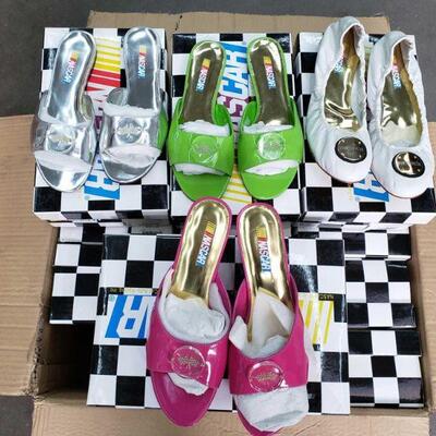 3214	

Womens Nascar Shoes
20 Pairs Of Different Color & Style Nascar Womens Shoes. Sizes 6/6.5/7/8/8.5