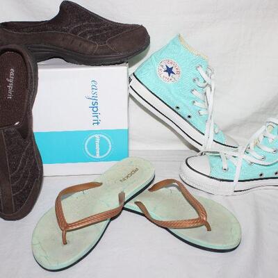 Easy spirit brown shoes women's size 9.
Rockin blue flip flops woman's size 8
Teal converse all star woman's size 5 