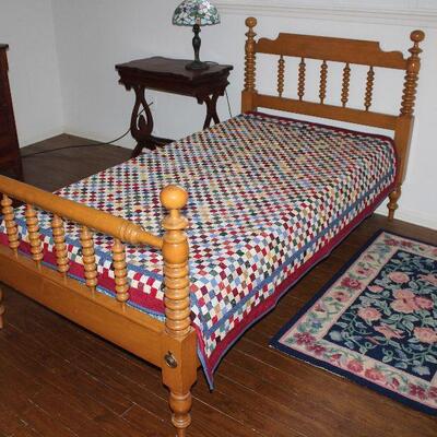 Willett Furniture Lancaster PA Amish Made Hand Crafted  Solid Maple Twin Spool Bed (1 of 2) shown with  Patchwork Quilt (63â€ x 76â€)