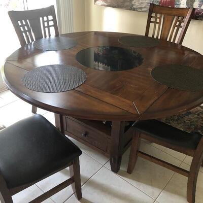 Round kitchen table with 4 chairs, can be made square to suit your tastes
