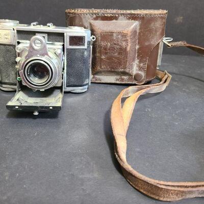 https://ctbids.com/#!/description/share/749457 Zeiss Ikon camera was made in Stuttgart, Germany and has leather case surround. This...