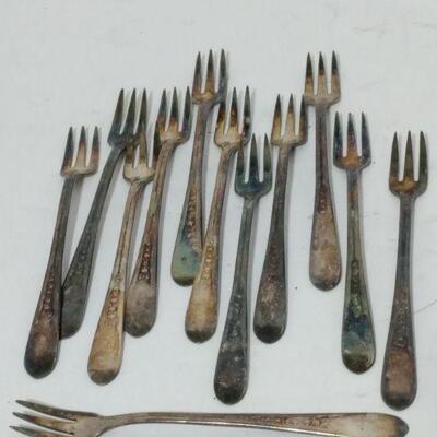 https://ctbids.com/#!/description/share/749430 Set of 12 Wm. Rogers seafood silver forks measuring 5.5