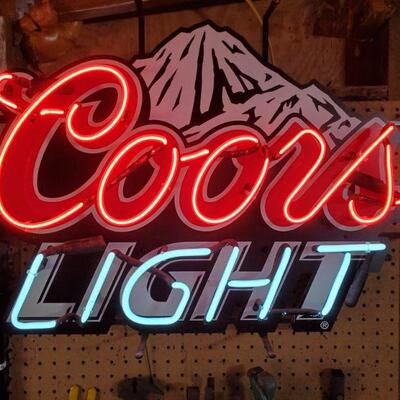 https://ctbids.com/#!/description/share/749517 Have you always wanted a neon bar sign? This is perfect for the Coors Light fan. Lights up...