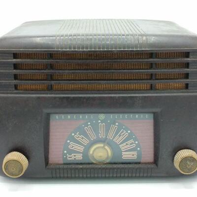 https://ctbids.com/#!/description/share/749462 Vintage Bakelite General Electric GE Radio Model 100. When plugged in the radio light...