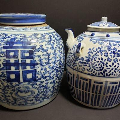 https://ctbids.com/#!/description/share/749394 Beautiful pair of blue and white ceramic Oriental ginger jars. Largest measures 9 1/2