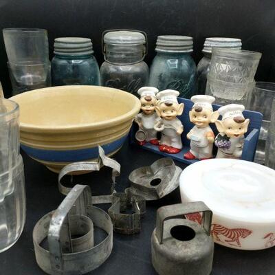 https://ctbids.com/#!/description/share/749461 This is a great vintage kitchen lot. Just note that bowl is cracked, but still nice for...