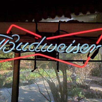 https://ctbids.com/#!/description/share/749519 Are you more of a Budweiser fan? Then this is the neon sign for you. No dead spots in...