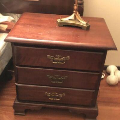 https://www.ebay.com/itm/124576354440	TR8026 Vintage Lee Nightstand #1 Pickup Only		BUY-IT-NOW	 $50.00 
