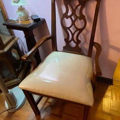 https://www.ebay.com/itm/124578448733	TR8048 6 Dinning Room Chairs (2 Captain Style+ 4 Reg) Estate Sale Pickup		BUY-IT-NOW	 $200.00 
