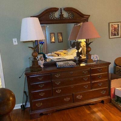 https://www.ebay.com/itm/114691683037	TR8062 Wood Chest of Drawer with Mirror Early American Estate Sale Pickup		BUY-IT-NOW	 $145.00 
