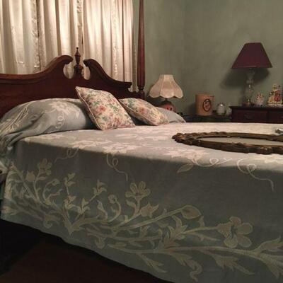 https://www.ebay.com/itm/114690207336	TR8080 4 Poster Bed Wood  King  Estate Sale Pickup		BUY-IT-NOW	 $175.00 
