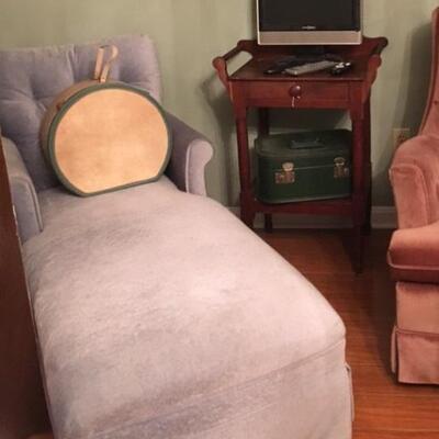 https://www.ebay.com/itm/114690211520	TR8072 Settee / Sofa  / Chaise Lounge Estate Sale Pickup		BUY-IT-NOW	 $125.00 
