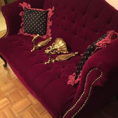 https://www.ebay.com/itm/124574983871	TR8032 Vintage Red Velvet Loveseat/ Sofa Pickup Only		BUY-IT-NOW	 $150.00 
