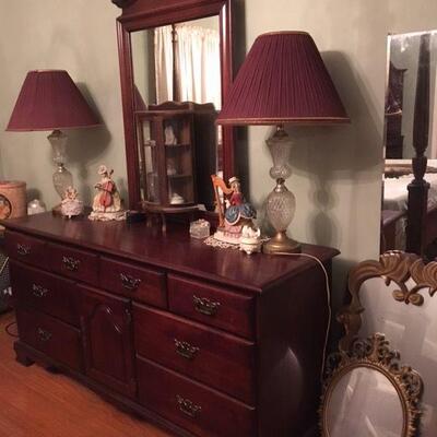https://www.ebay.com/itm/124578460521	TR8075  Vintage Chest of Drawers with Mirror Estate Sale Pickup		BUY-IT-NOW	 $195.00 
