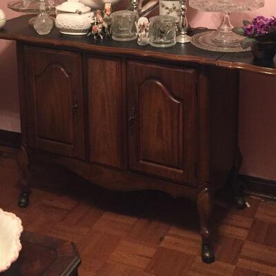 https://www.ebay.com/itm/124578463931	TR8067 Folding Bar / Side Board Cabinet Estate Sale Pickup		BUY-IT-NOW	 $145.00 
