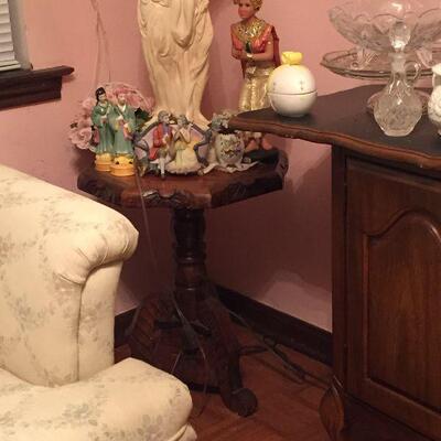 https://www.ebay.com/itm/124579822872	TR8057 Wood Carved End Table / Accent Estate Sale Pickup		BUY-IT-NOW	 $85.00 

