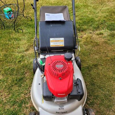 Honda Electric Start Lawn Mower with Bagger System & Ear Muffs and owners manual.

https://ctbids.com/#!/description/share/753021 