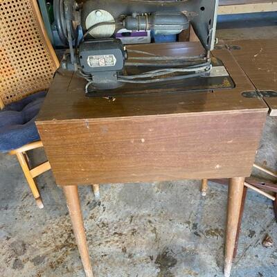 Working Singer Sewing machine with table 
