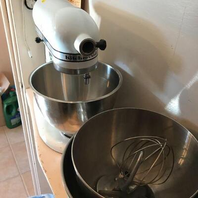 VINTAGE KITCHEN AID STAND MIXER WITH ACCESSORIES