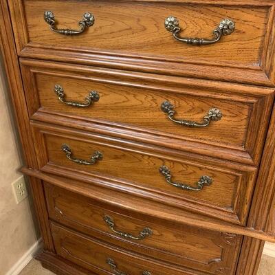 Nice, clean solid chest of drawers. All hardware intact and drawers slide easy