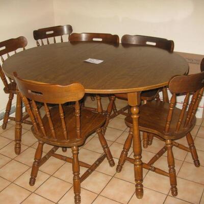 kitchen table with leaf and 8 chairs   buy it now $ 135.00