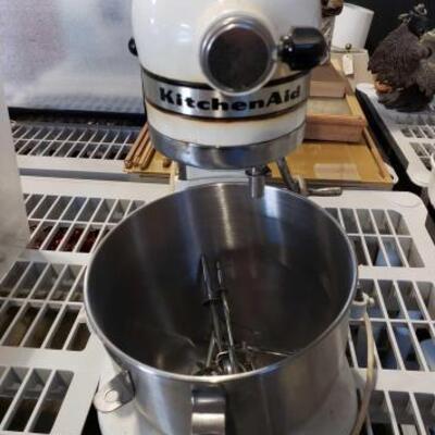 #4072 â€¢ Kitchen Aid Mixer with attachments