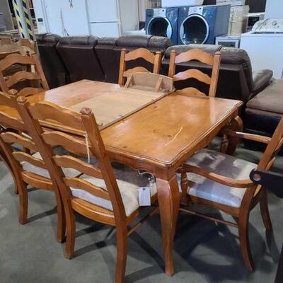 2138 • Dinning Room Table And Chairs
