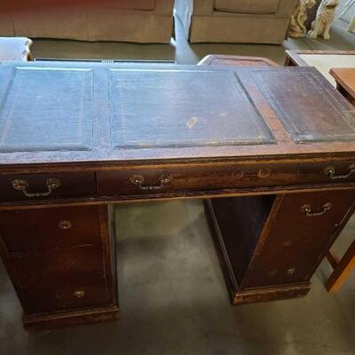 2092 • Vintage Wooden Desk
