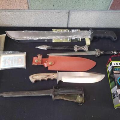#986 â€¢ Machete, Bayonet, 2 Knives, Amvets Cover, Sharper Image Key Finder
