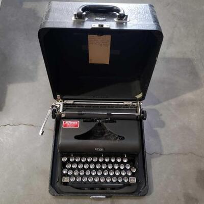 1163 • Royal Typewriter in Hard case