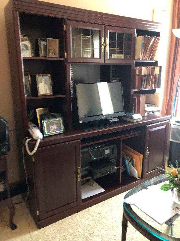 https://www.ebay.com/itm/114712292524	KG0060 Modern Desk with Shelfves and Glass Doors Pickup Only		Auction
