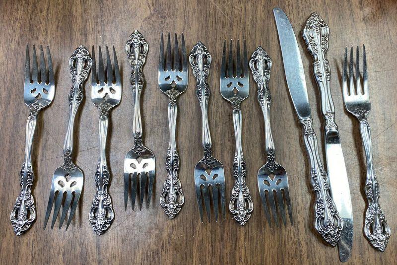 https://www.ebay.com/itm/124607402609	TR9513 Oneida Stainless Michelangelo 11 pieces (Fork, Knife) Flatware		Auction
