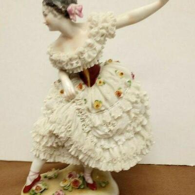https://www.ebay.com/itm/125307622775	JK3002 VINTAGE 8.75 INCH Volkstedt GERMAN DANCING LADY Porclain FIGURINE		BIN	 $249.99 
