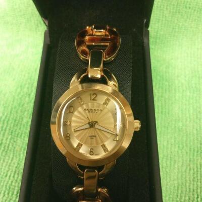 https://www.ebay.com/itm/125315766150	LB3024 LADIES AKRIBOS XXIV DIAMOND DIAL GOLD TONE QUARTZ WRIST WATCH 		BIN	 $19.99 
