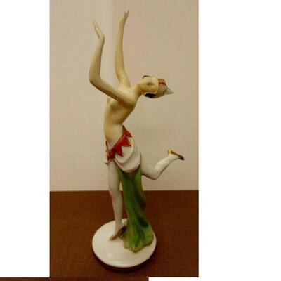 https://www.ebay.com/itm/125288513968	JK3022 VINTAGE 6.5 INCH GERMAN DANCING WOMAN FIGURINE Hummel porcelain		BIN	 $184.99 
