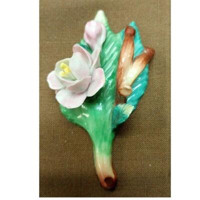 https://www.ebay.com/itm/125288543661	JK3015 VINTAGE GERMAN FLOWERS & LEAF CERAMIC FIGURINE dresden porcelain		BIN	 $19.99 
