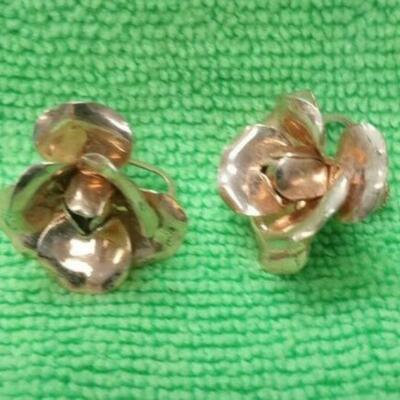 https://www.ebay.com/itm/125315766190	OL3000 VINTAGE STERLING SILVER SCREW ON EARRINGS 7.6 GRAMS		BIN	 $19.99 
