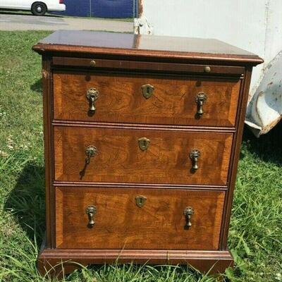 https://www.ebay.com/itm/125316357863	PO7001 Wooden Ornate Nightstand with 3 Drawers and Pullout Desk Top LOCAL PICKUP		Auction 	 Starts...