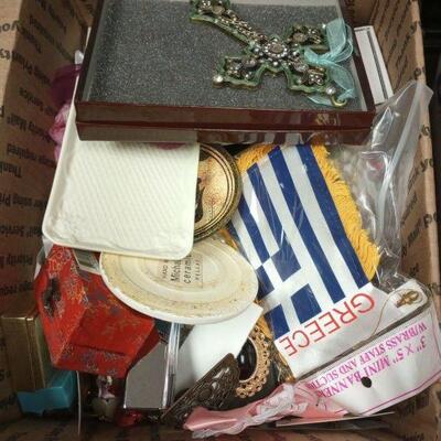 https://www.ebay.com/itm/125307515960	LB3028 GRANNY'S 7LBS JUNK BOX OF JEWELRY AND EXTRA'S		Auction
