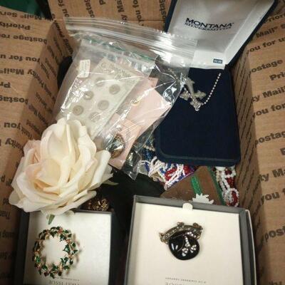 https://www.ebay.com/itm/115379172000	LB3029 GRANNY'S 7LBS JUNK BOX OF JEWELRY AND EXTRA'S		Auction
