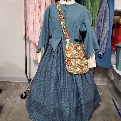 6 women's Civil War reenactment outfits. Clothing ranges from Large-2XL. Women's shoes are a size 8. Clothing rack and...