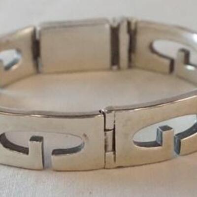 1004	STERLING SILVER BRACELET MARKED 925, 7 IN LONG. TOTAL APPROXIMATE WEIGHT 1.637 OZT
